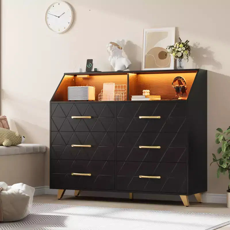 Cassettiera Nera con Striscia LED, Comò Moderno a 6 Cassetti, Stazione di Ricarica, Ripiano Aperto, Ampio Mobile Credenza in Legno per Camera da Letto, Soggiorno