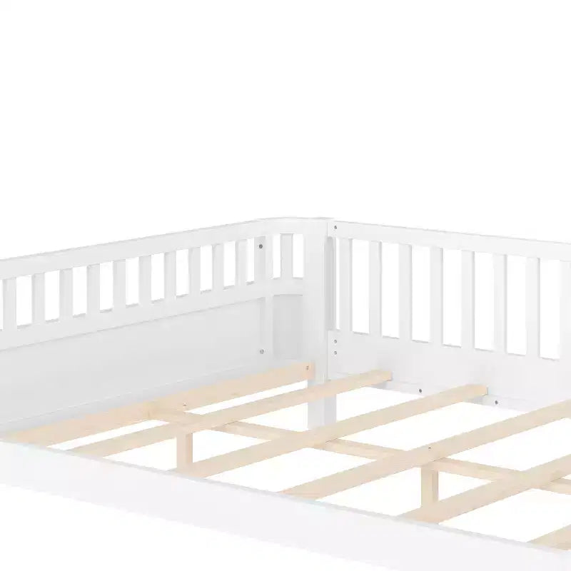 Bellemave Letto a piattaforma completo con sponde di sicurezza e recinzione staccabile, letto a piattaforma in legno massiccio per bambini, bianco