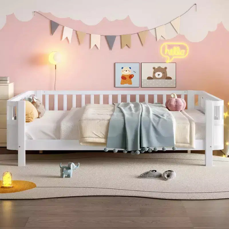Bellemave Letto a piattaforma completo con sponde di sicurezza e recinzione staccabile, letto a piattaforma in legno massiccio per bambini, bianco