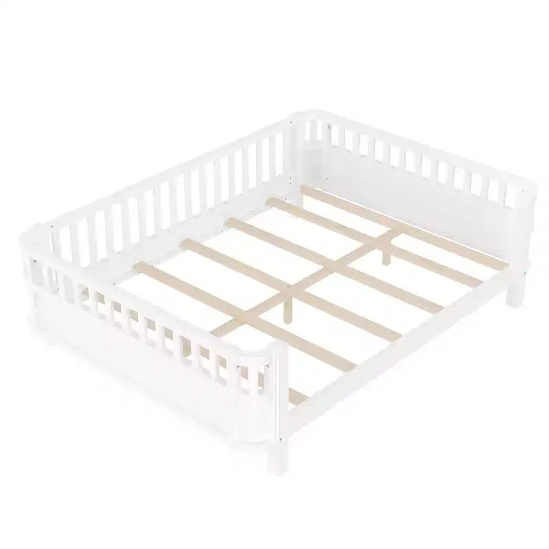 Bellemave Letto a piattaforma completo con sponde di sicurezza e recinzione staccabile, letto a piattaforma in legno massiccio per bambini, bianco