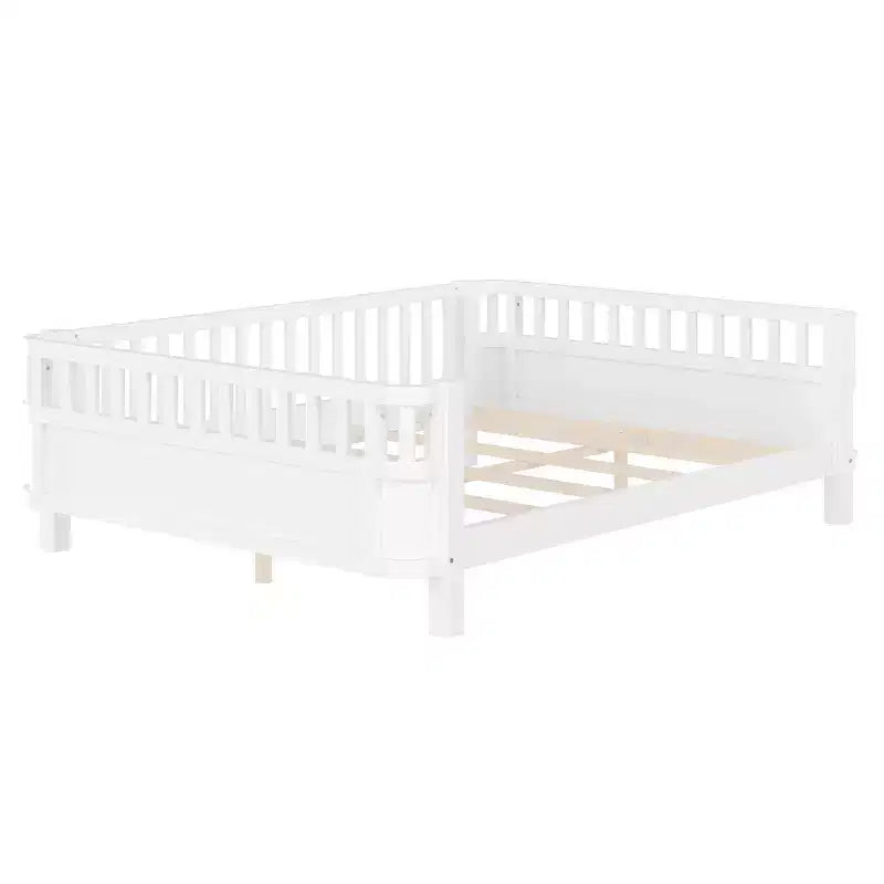 Bellemave Letto a piattaforma completo con sponde di sicurezza e recinzione staccabile, letto a piattaforma in legno massiccio per bambini, bianco