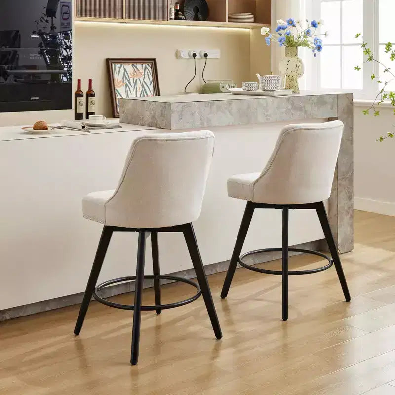 Set di 4 Sgabelli da Bar in Lino Beige - Sgabelli Girevoli da 66 cm (Altezza Bancone) con Schienale e Gambe in Legno per Isola Cucina e Home Bar (Design Moderno Imbottito)