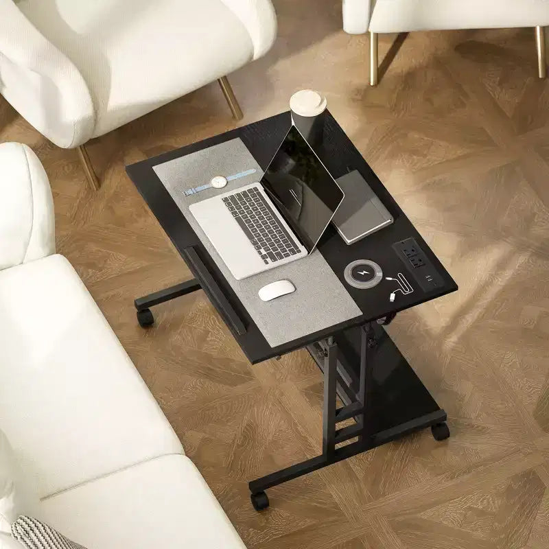 Scrivania Regolabile in Altezza HOMCOM con Prese di Corrente, Scrivania Elettrica con Piano Inclinabile, Ruote Bloccabili, Mensola, per Ufficio e Casa