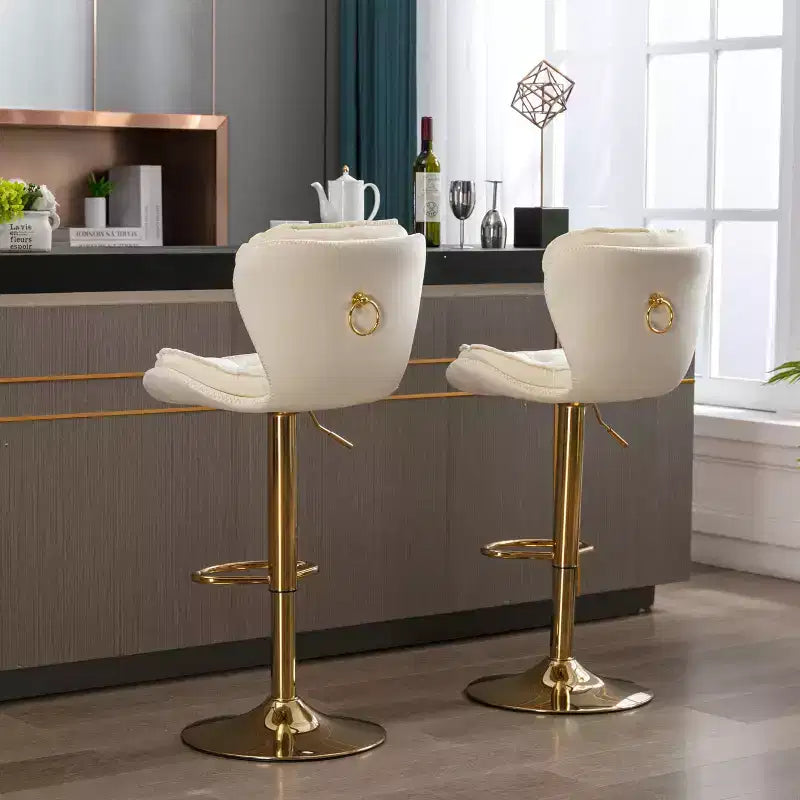 Sgabelli da Bar in Velluto Chic Okak, Set di 2, Altezza Bancone, Sgabelli Girevoli con Sollevamento Meccanico Regolabile, Schienale Trapuntato e Poggiapiedi Cromato