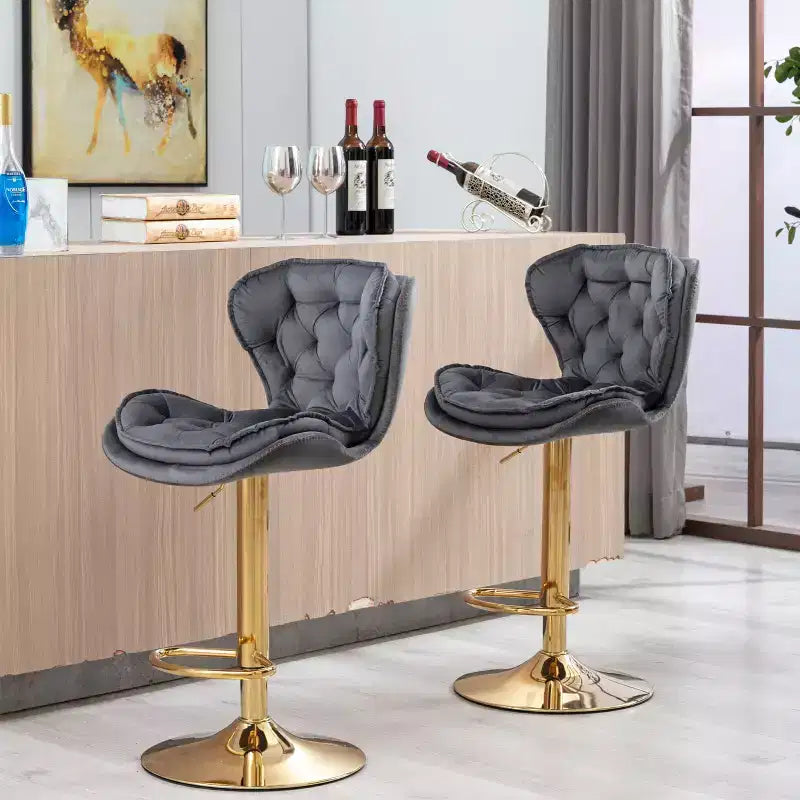Sgabelli da Bar in Velluto Chic Okak, Set di 2, Altezza Bancone, Sgabelli Girevoli con Sollevamento Meccanico Regolabile, Schienale Trapuntato e Poggiapiedi Cromato