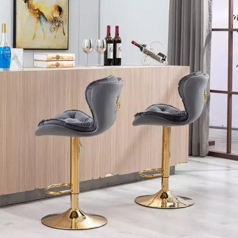 Sgabelli da Bar in Velluto Chic Okak, Set di 2, Altezza Bancone, Sgabelli Girevoli con Sollevamento Meccanico Regolabile, Schienale Trapuntato e Poggiapiedi Cromato