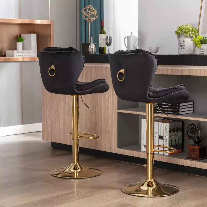 Sgabelli da Bar in Velluto Chic Okak, Set di 2, Altezza Bancone, Sgabelli Girevoli con Sollevamento Meccanico Regolabile, Schienale Trapuntato e Poggiapiedi Cromato