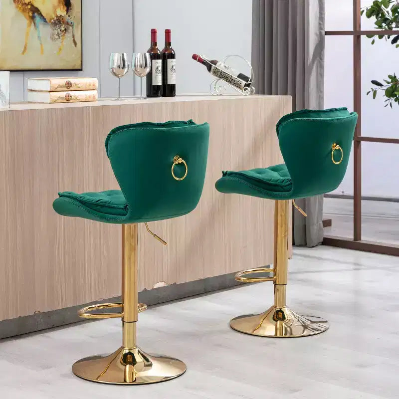 Sgabelli da Bar in Velluto Chic Okak, Set di 2, Altezza Bancone, Sgabelli Girevoli con Sollevamento Meccanico Regolabile, Schienale Trapuntato e Poggiapiedi Cromato