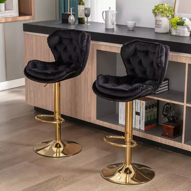 Sgabelli da Bar in Velluto Chic Okak, Set di 2, Altezza Bancone, Sgabelli Girevoli con Sollevamento Meccanico Regolabile, Schienale Trapuntato e Poggiapiedi Cromato