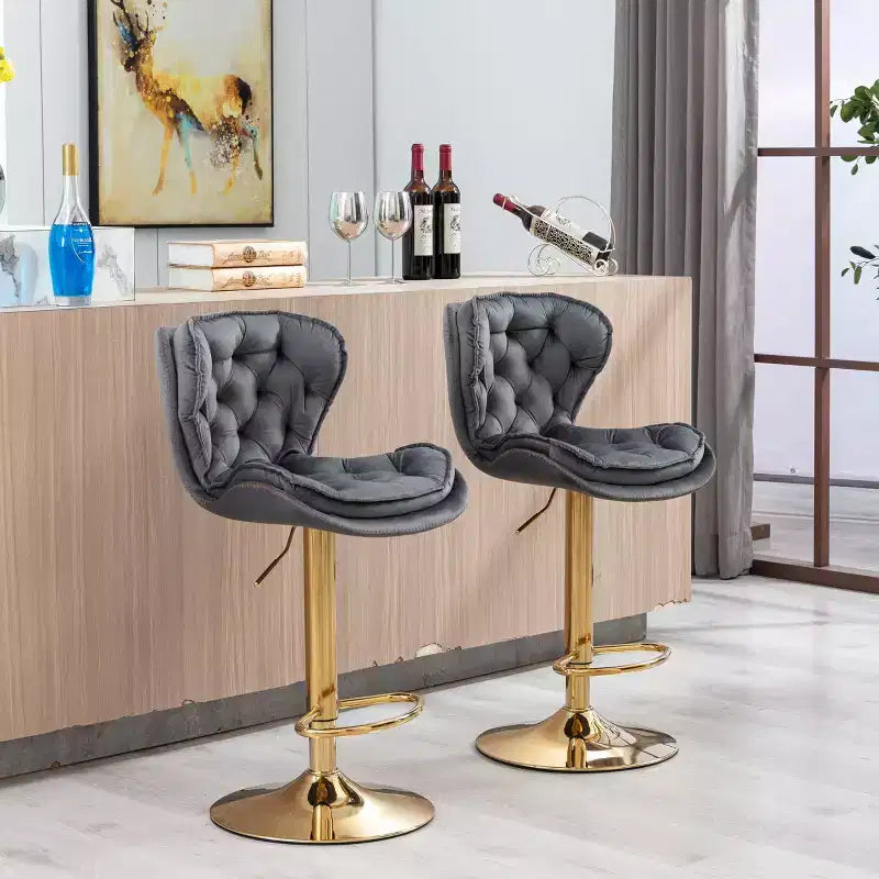 Sgabelli da Bar in Velluto Chic Okak, Set di 2, Altezza Bancone, Sgabelli Girevoli con Sollevamento Meccanico Regolabile, Schienale Trapuntato e Poggiapiedi Cromato