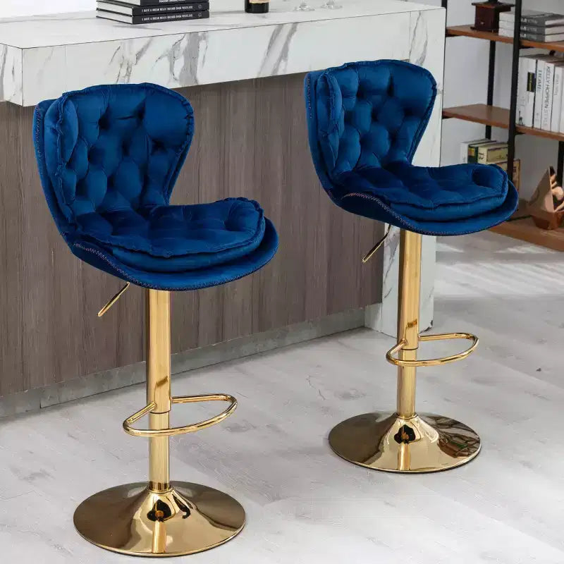 Sgabelli da Bar in Velluto Chic Okak, Set di 2, Altezza Bancone, Sgabelli Girevoli con Sollevamento Meccanico Regolabile, Schienale Trapuntato e Poggiapiedi Cromato