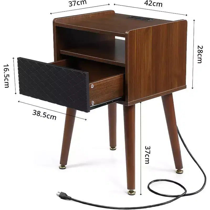Tavolino moderno con stazione di ricarica, comodino rustico con cassetto portaoggetti e ripiano aperto, gambe in legno massello per camera da letto