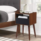 Tavolino moderno con stazione di ricarica, comodino rustico con cassetto portaoggetti e ripiano aperto, gambe in legno massello per camera da letto