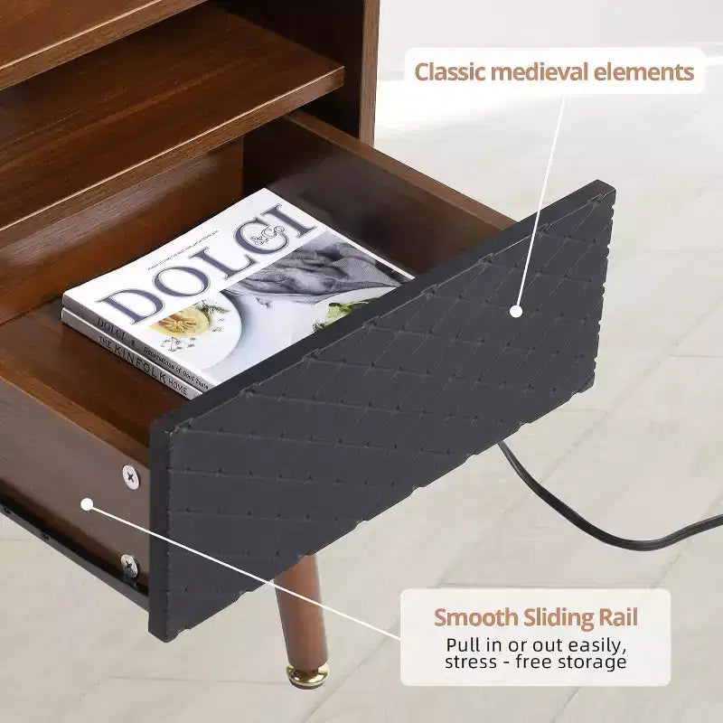 Tavolino moderno con stazione di ricarica, comodino rustico con cassetto portaoggetti e ripiano aperto, gambe in legno massello per camera da letto