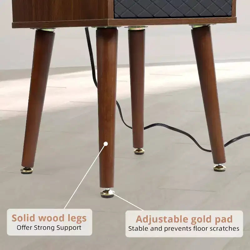 Tavolino moderno con stazione di ricarica, comodino rustico con cassetto portaoggetti e ripiano aperto, gambe in legno massello per camera da letto