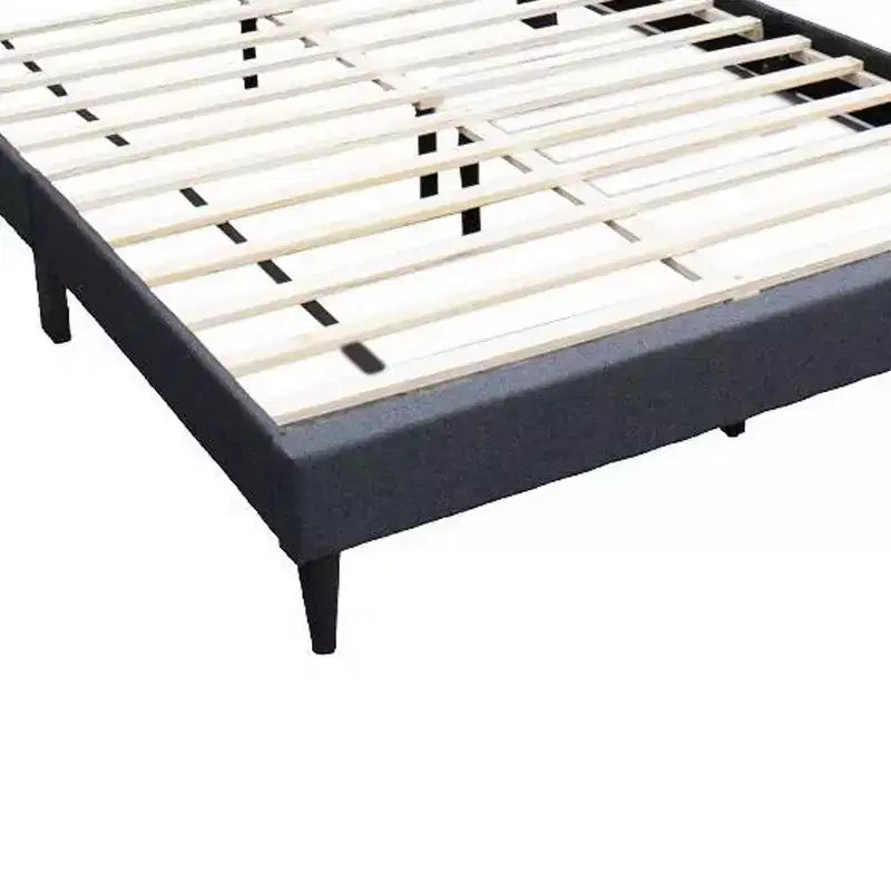 Letto matrimoniale Royal Hampton con testiera trapuntata, rivestimento in iuta carbone, legno