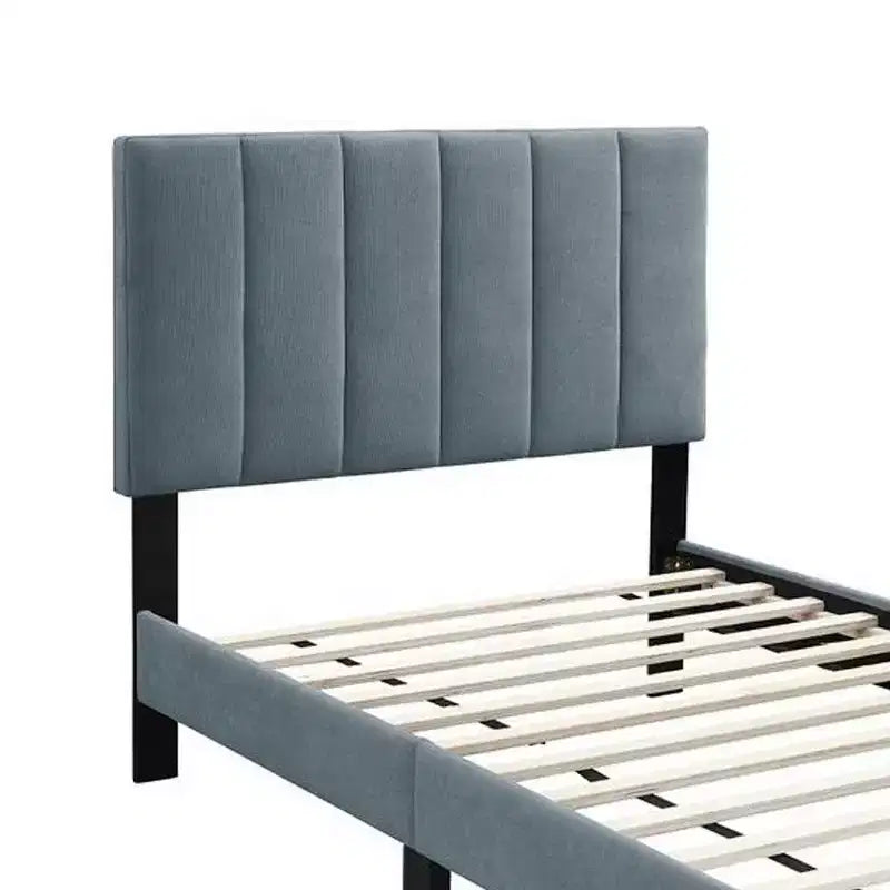 Letto matrimoniale Royal Hampton, rivestimento in morbido lino trapuntato a canali grigio chiaro