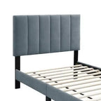 Letto matrimoniale Royal Hampton, rivestimento in morbido lino trapuntato a canali grigio chiaro