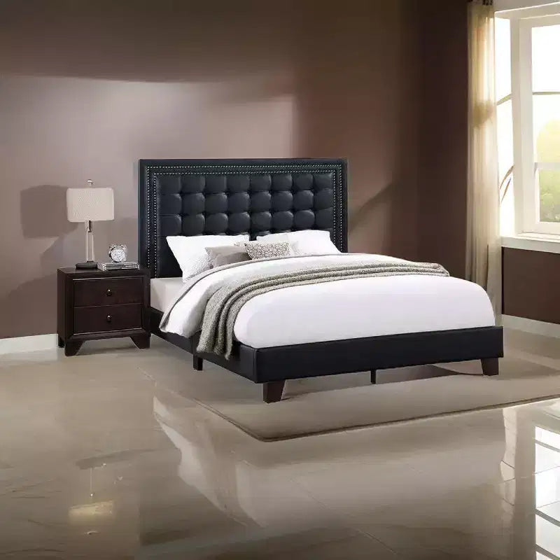 Letto Queen Royal Hampton Modern con piattaforma, rivestimento con trapuntatura profonda, similpelle nera