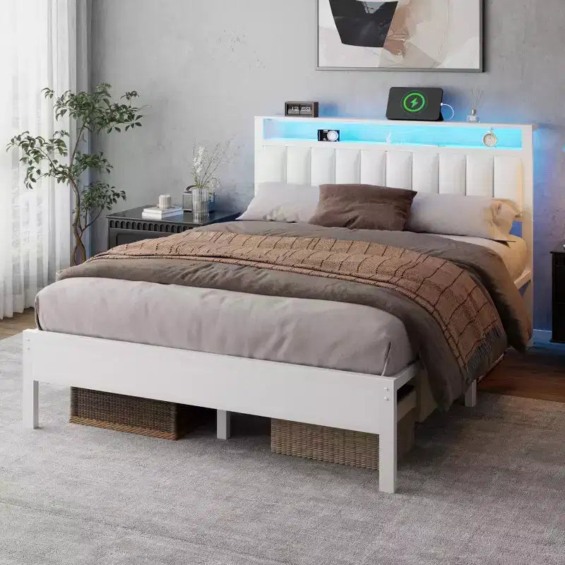 Struttura Letto Matrimoniale Queen Size Bianca con Luci LED, Stazione di Ricarica, Ecopelle Imbottita, Testiera con Mensola Contenitore, Piattaforma, Nessuna Necessità di Rete, Moderna