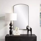Specchio da parete ad arco Uttermost Tordera nero opaco 24 x 40