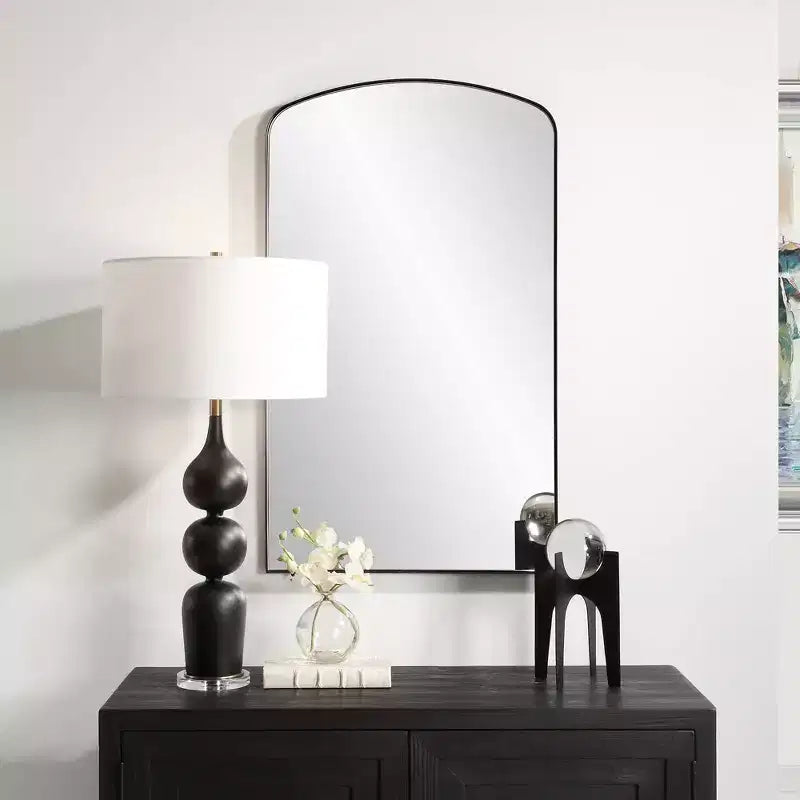 Specchio da parete ad arco Uttermost Tordera nero opaco 24 x 40