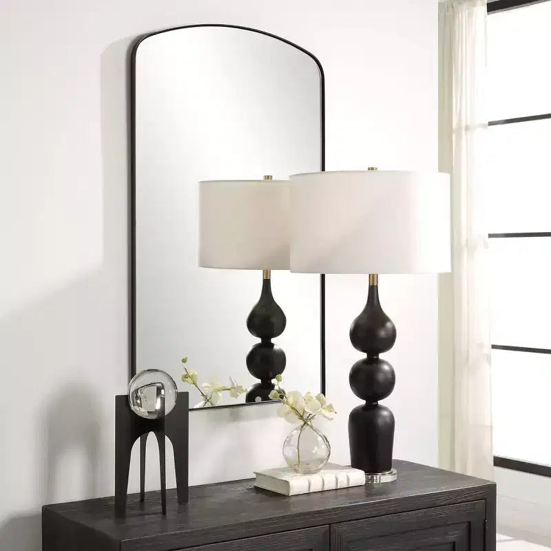 Specchio da parete ad arco Uttermost Tordera nero opaco 24 x 40