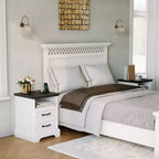 Comodino Rustico da Fattoria a 2 Cassetti, Comodino Moderno in Legno, Porte USB e Prese AC, MDF Resistente, Maniglie in Metallo, Bianco