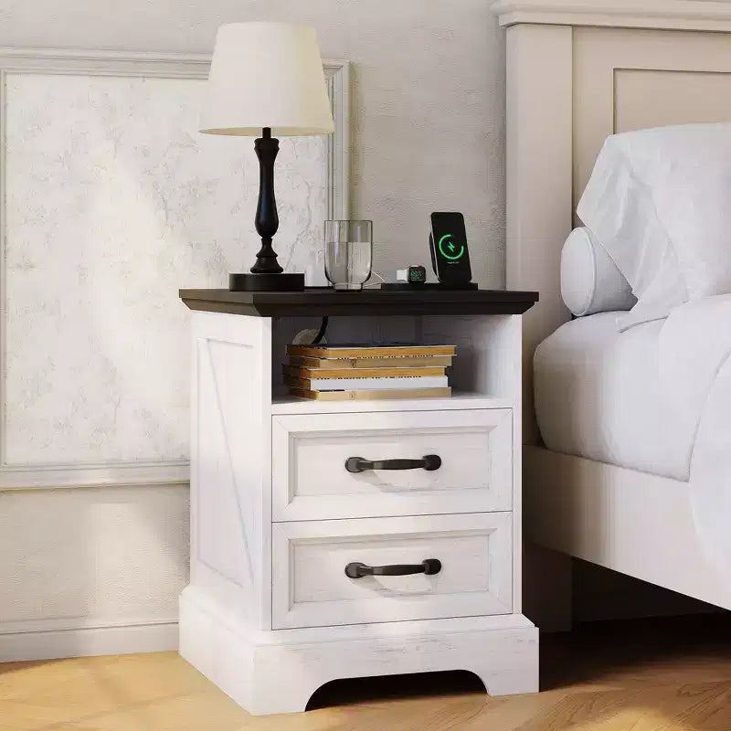 Comodino Rustico da Fattoria a 2 Cassetti, Comodino Moderno in Legno, Porte USB e Prese AC, MDF Resistente, Maniglie in Metallo, Bianco