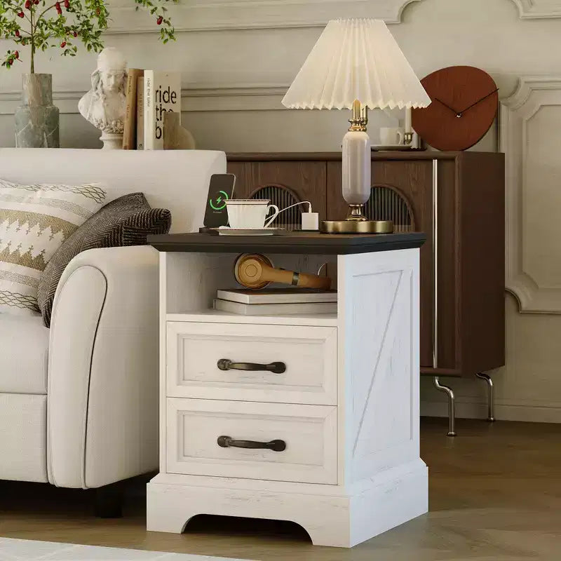 Comodino Rustico da Fattoria a 2 Cassetti, Comodino Moderno in Legno, Porte USB e Prese AC, MDF Resistente, Maniglie in Metallo, Bianco
