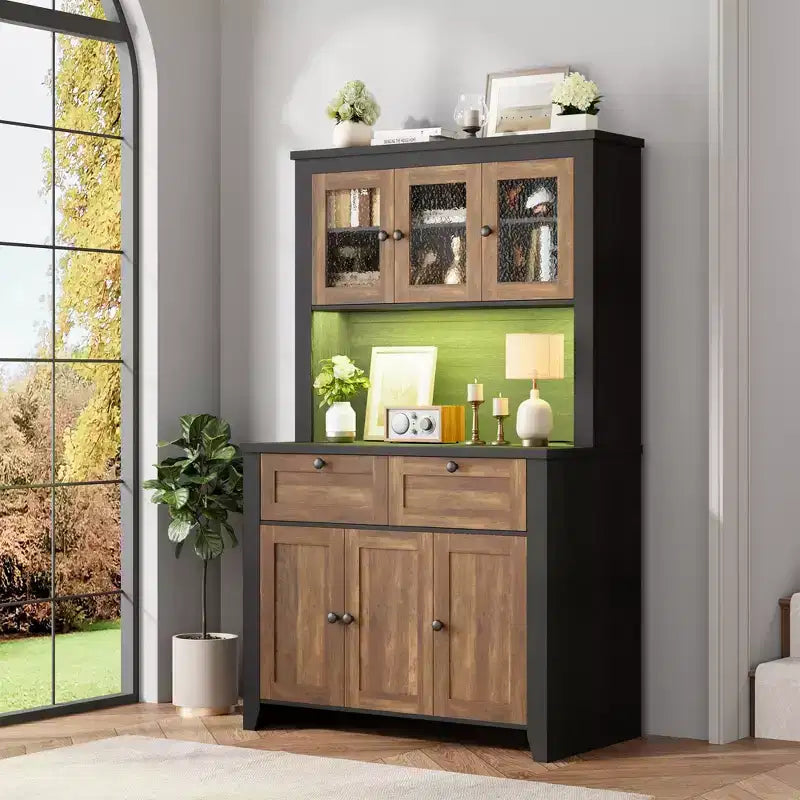 Dispensa Moderna Alta 66" con Vetrina, Mobile Bar per Caffè con Stazione di Ricarica Integrata, Ampio Contenitore con Ante in Vetro e Cassetti