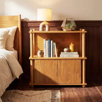 Christopher Knight Home Sawyer Comodino moderno in legno con armadietto e ripiani aperti