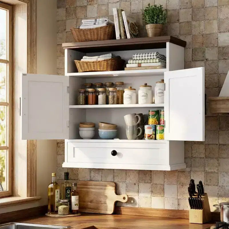 Pensile da bagno Garvee, armadietto dei medicinali in stile rustico, mobiletto largo 24 pollici con cassetto, ripiano regolabile, doppie ante a fienile, armadietto contenitore bianco