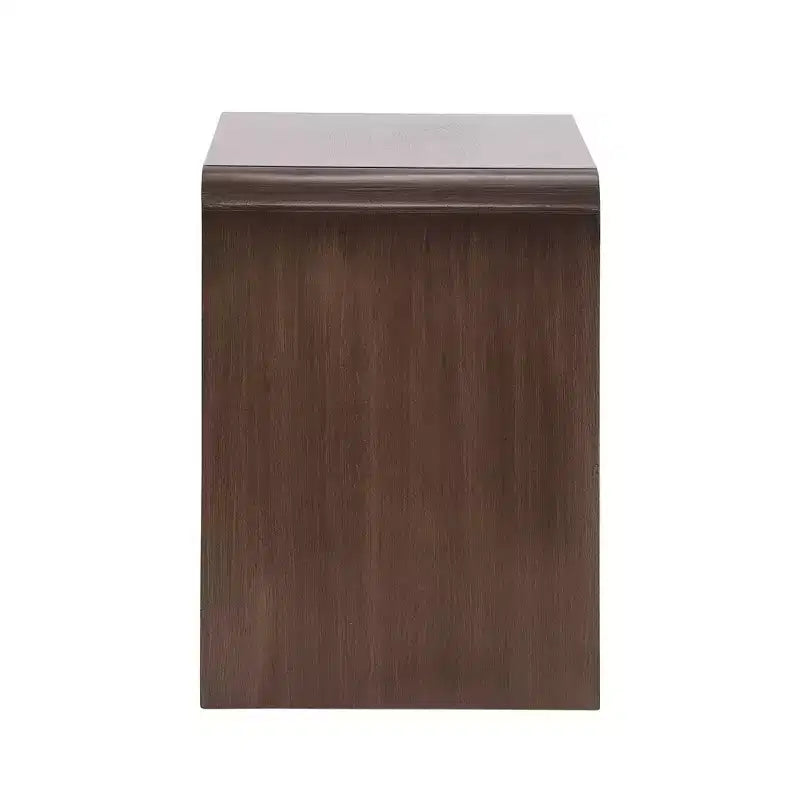 Comodino moderno curvo Whisen con pannello a rilievo geometrico, completamente assemblato, con 2 cassetti e ripiano aperto, robusto tavolino in legno - Noce