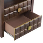 Comodino moderno curvo Whisen con pannello a rilievo geometrico, completamente assemblato, con 2 cassetti e ripiano aperto, robusto tavolino in legno - Noce