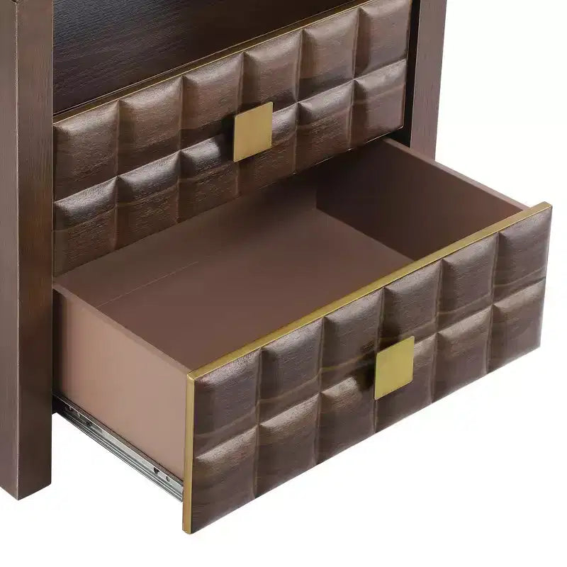 Comodino moderno curvo Whisen con pannello a rilievo geometrico, completamente assemblato, con 2 cassetti e ripiano aperto, robusto tavolino in legno - Noce