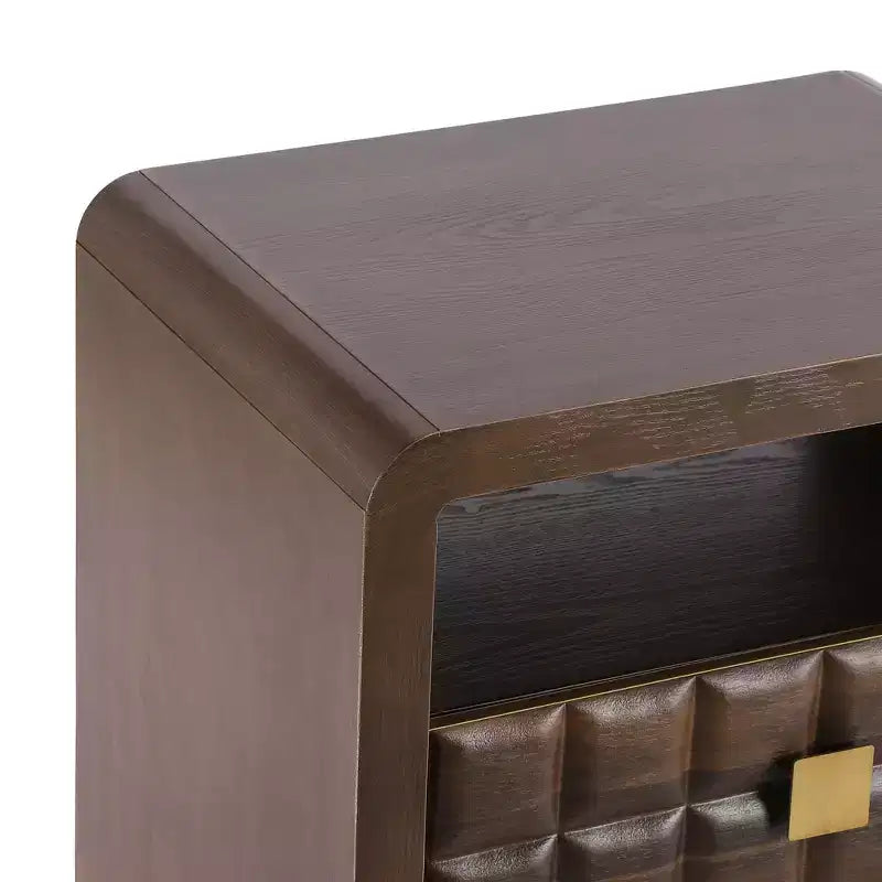 Comodino moderno curvo Whisen con pannello a rilievo geometrico, completamente assemblato, con 2 cassetti e ripiano aperto, robusto tavolino in legno - Noce
