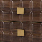 Comodino moderno curvo Whisen con pannello a rilievo geometrico, completamente assemblato, con 2 cassetti e ripiano aperto, robusto tavolino in legno - Noce
