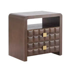 Comodino moderno curvo Whisen con pannello a rilievo geometrico, completamente assemblato, con 2 cassetti e ripiano aperto, robusto tavolino in legno - Noce