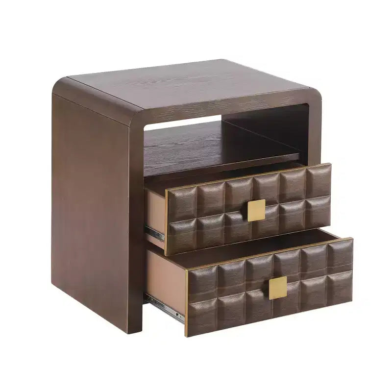 Comodino moderno curvo Whisen con pannello a rilievo geometrico, completamente assemblato, con 2 cassetti e ripiano aperto, robusto tavolino in legno - Noce