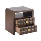 Comodino moderno curvo Whisen con pannello a rilievo geometrico, completamente assemblato, con 2 cassetti e ripiano aperto, robusto tavolino in legno - Noce