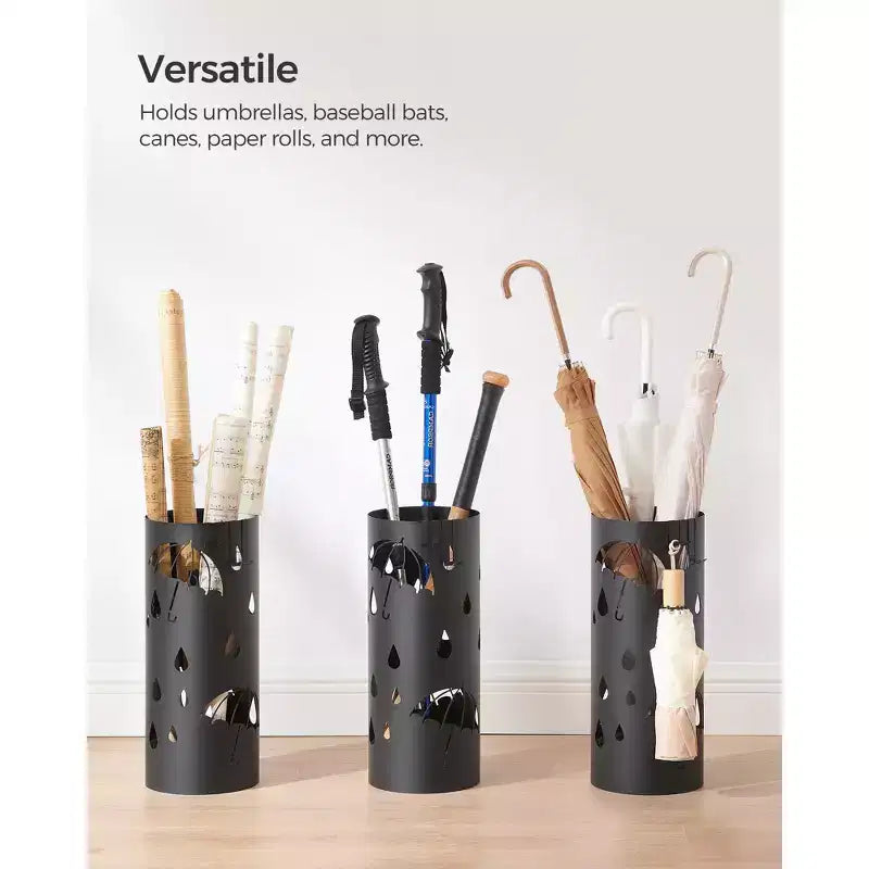 SONGMICS Portaombrelli, Porta Ombrelli in Metallo per Ingresso, con Vaschetta Raccogligocce e 4 Ganci, 17 x 17 x 41 cm, Rotondo, Nero