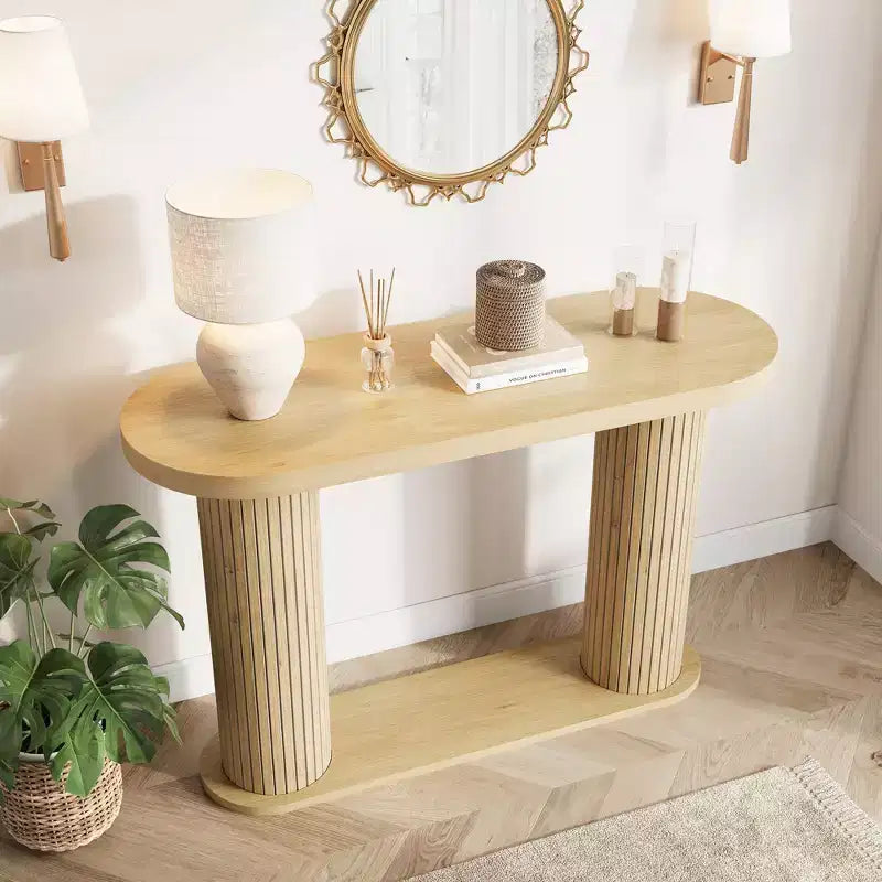 Tavolino moderno ovale scanalato per ingresso 108 cm, Tavolo stretto da divano con ripiano portaoggetti per soggiorno e dietro il divano