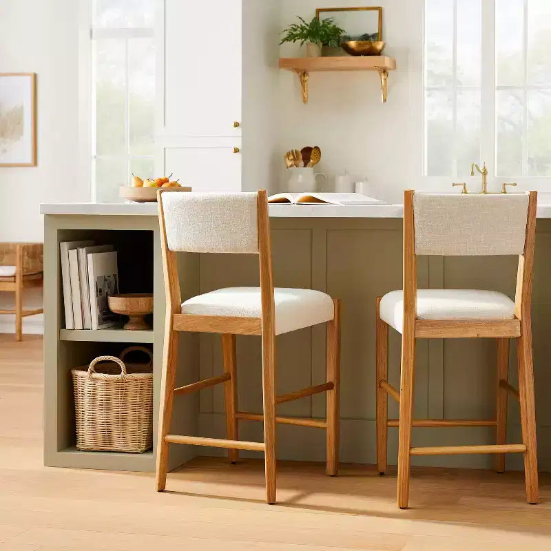 Sgabelli da bar Yalecrest con seduta e schienale imbottiti e struttura in legno altezza bancone, 2 pezzi, crema/naturale - Threshold™ designed with Studio McGee