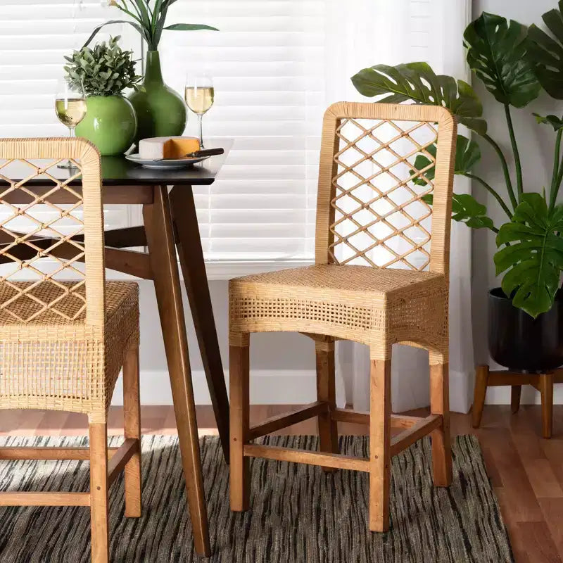Sgabello da bar Bali & Pari Moscow in rattan e legno con altezza bancone, naturale/noce: stile bohémien, struttura in mango, nessun montaggio richiesto