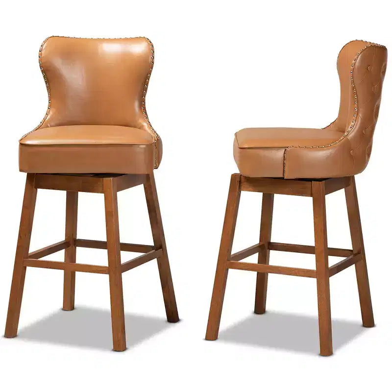 Set di 2 sgabelli da bar girevoli Gradisca in legno marrone chiaro - Baxton Studio: Rivestiti, bordo borchiato, forma rettangolare