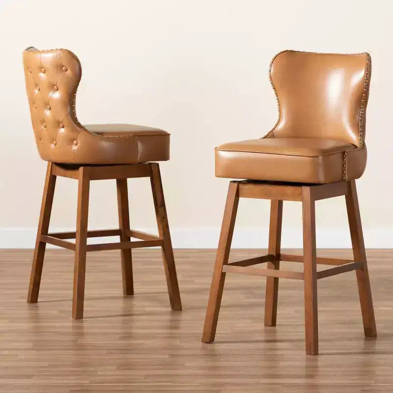 Set di 2 sgabelli da bar girevoli Gradisca in legno marrone chiaro - Baxton Studio: Rivestiti, bordo borchiato, forma rettangolare