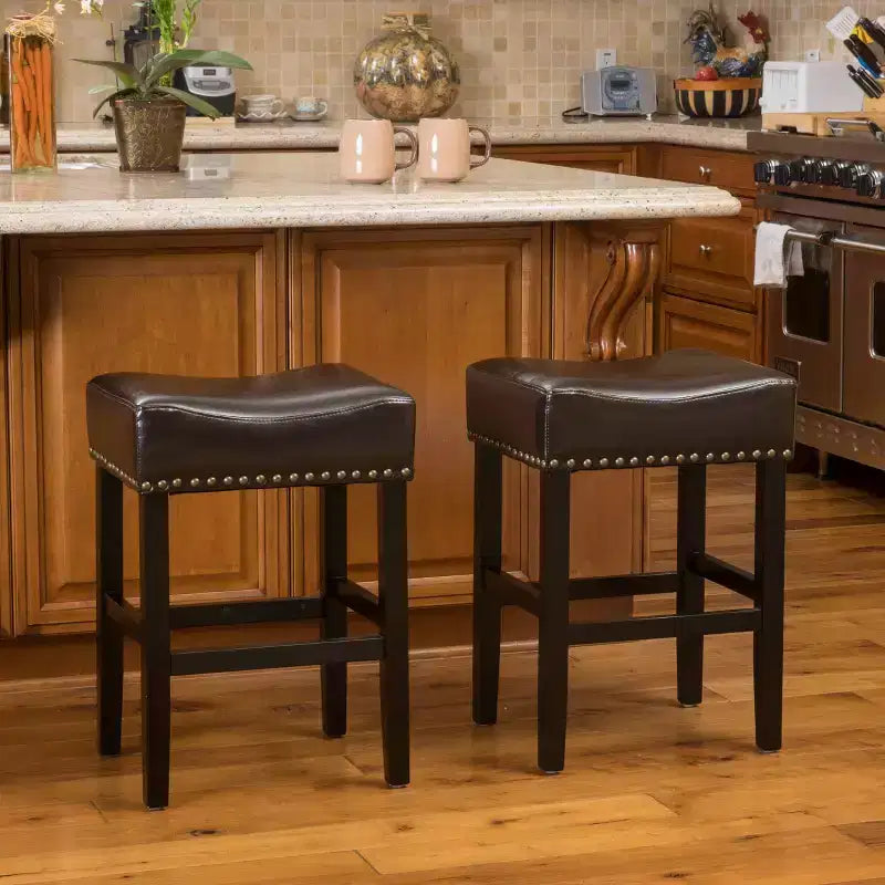 Set di 2 sgabelli da bar Lissette altezza bancone marrone - Christopher Knight Home: pelle rigenerata, borchie in bronzo, struttura in legno di gomma