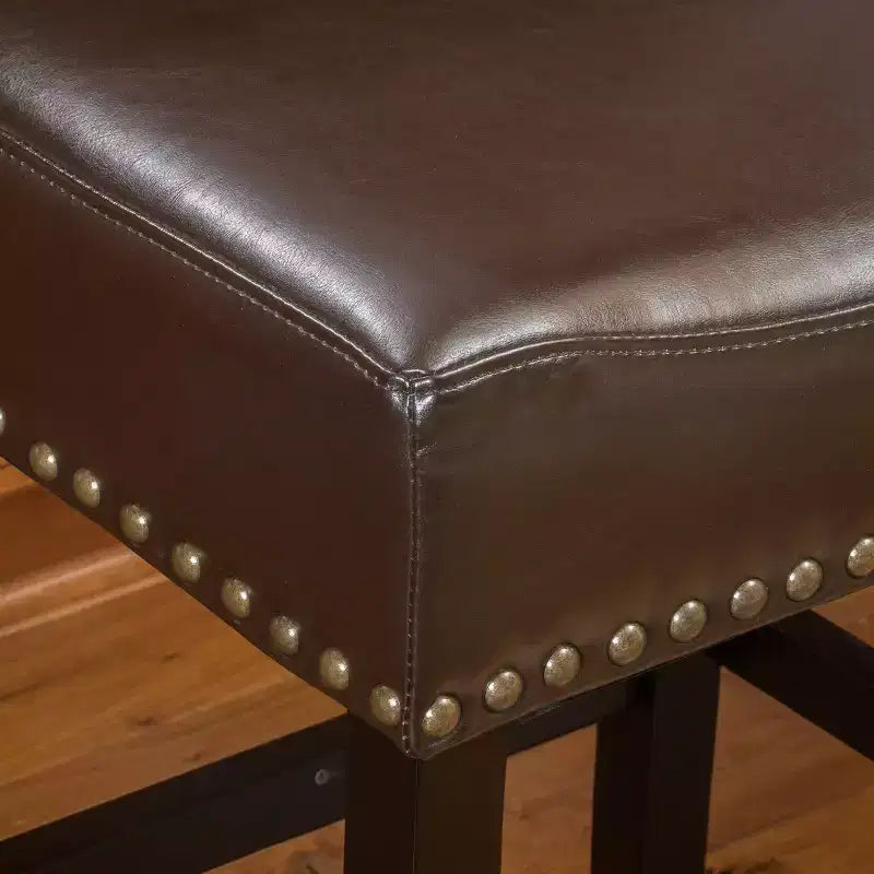 Set di 2 sgabelli da bar Lissette altezza bancone marrone - Christopher Knight Home: pelle rigenerata, borchie in bronzo, struttura in legno di gomma