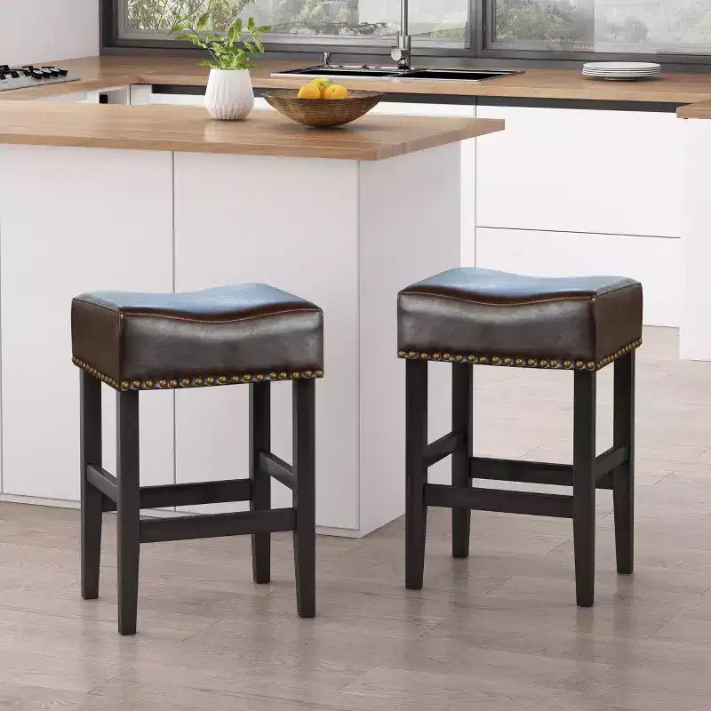 Set di 2 sgabelli da bar Lissette altezza bancone marrone - Christopher Knight Home: pelle rigenerata, borchie in bronzo, struttura in legno di gomma